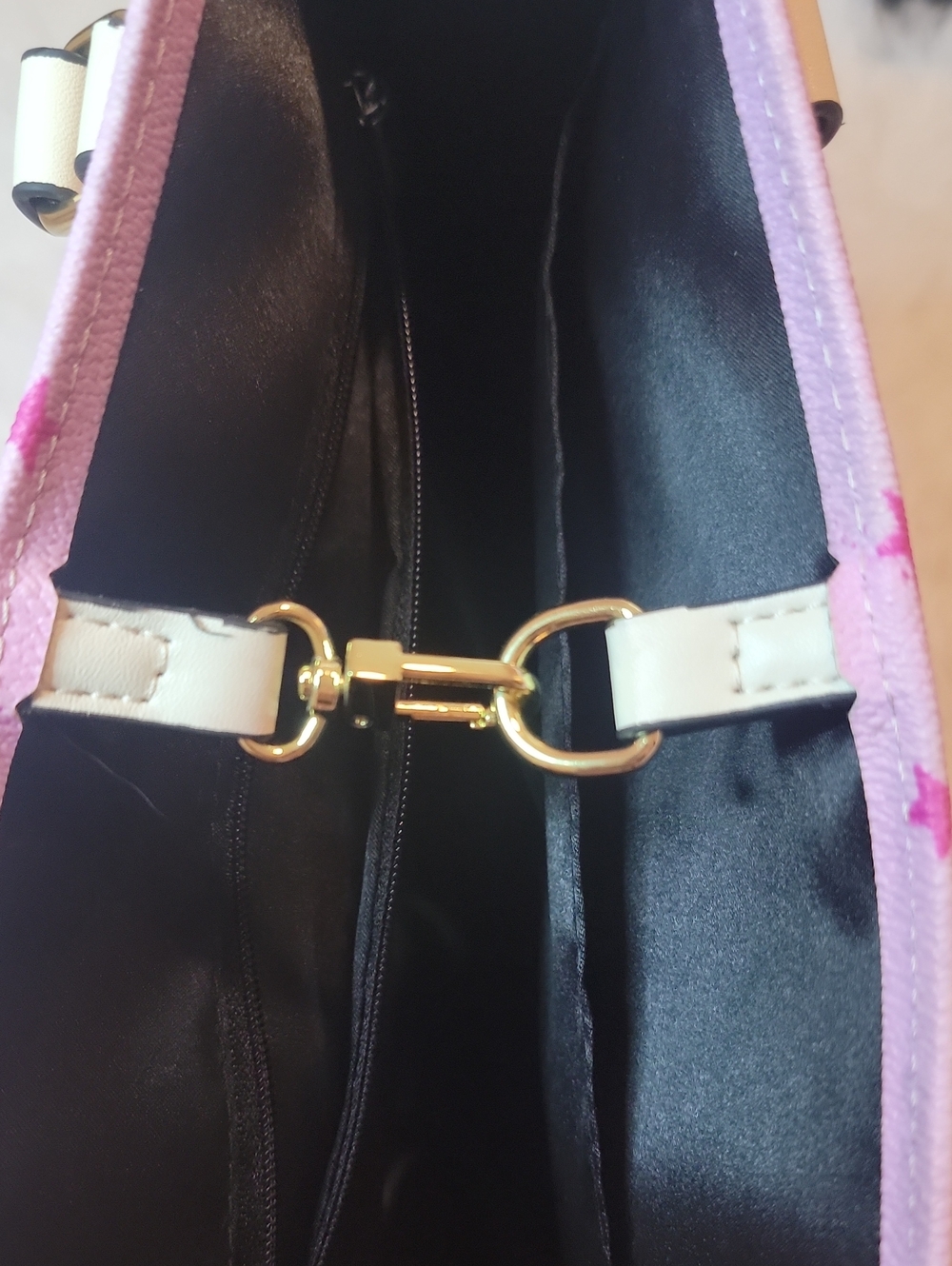 Barbie Movie Pink Graphic Purse with Cream Handles. - Picture 4 of 9